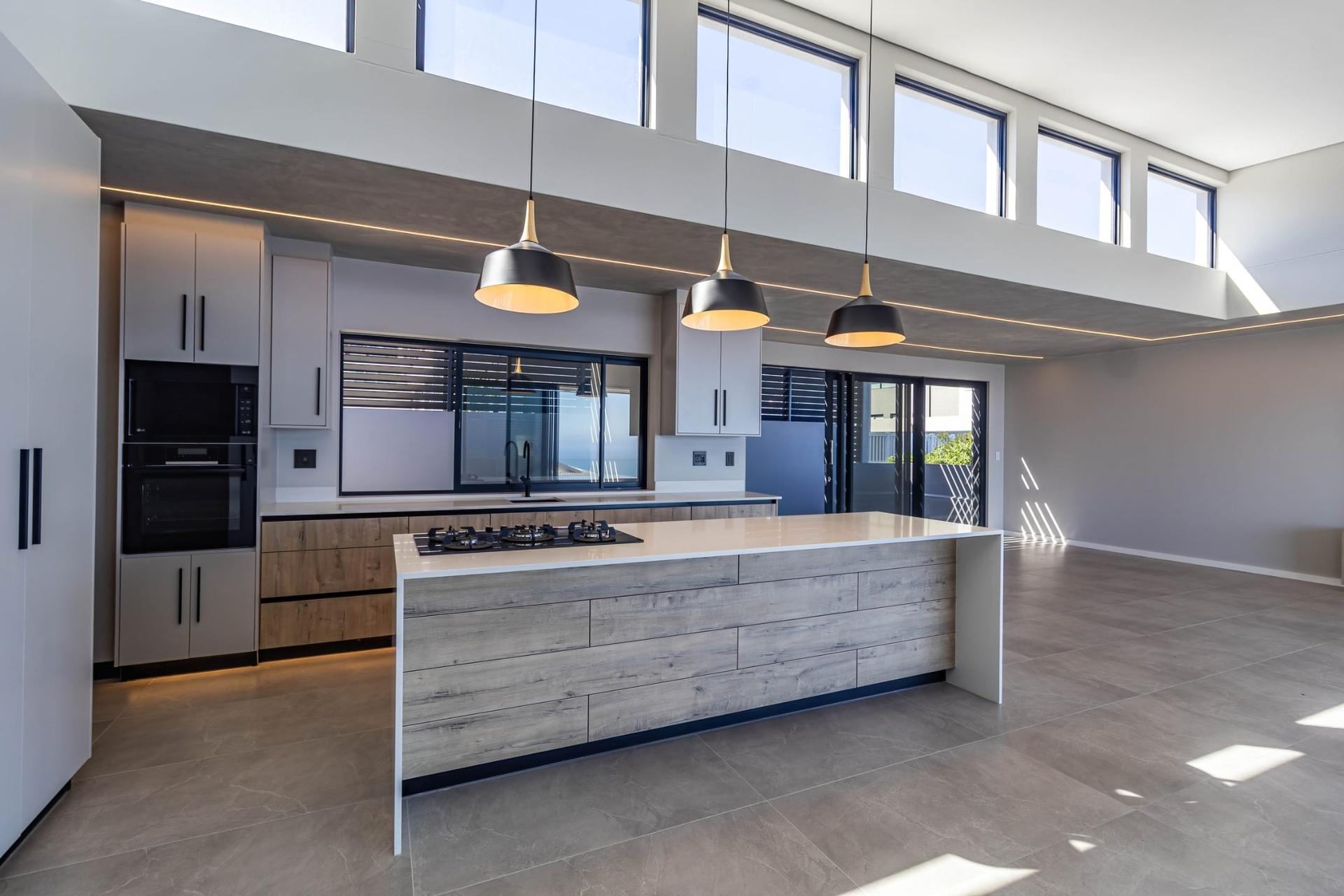 Contemporary Coastal Luxury with Panoramic Views — photograph 5