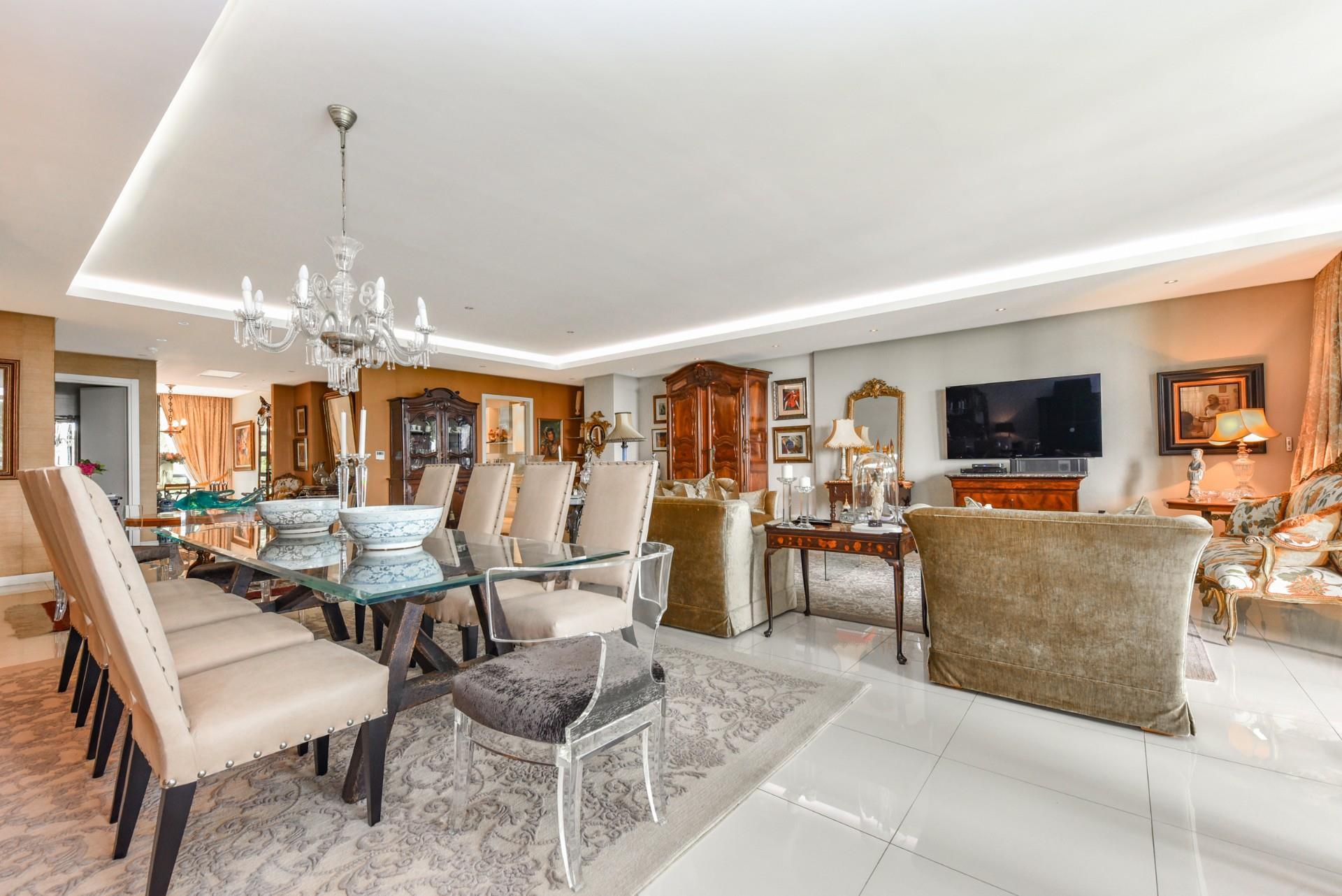 Custom Luxury Apartment with Golf Course Views — photograph 4