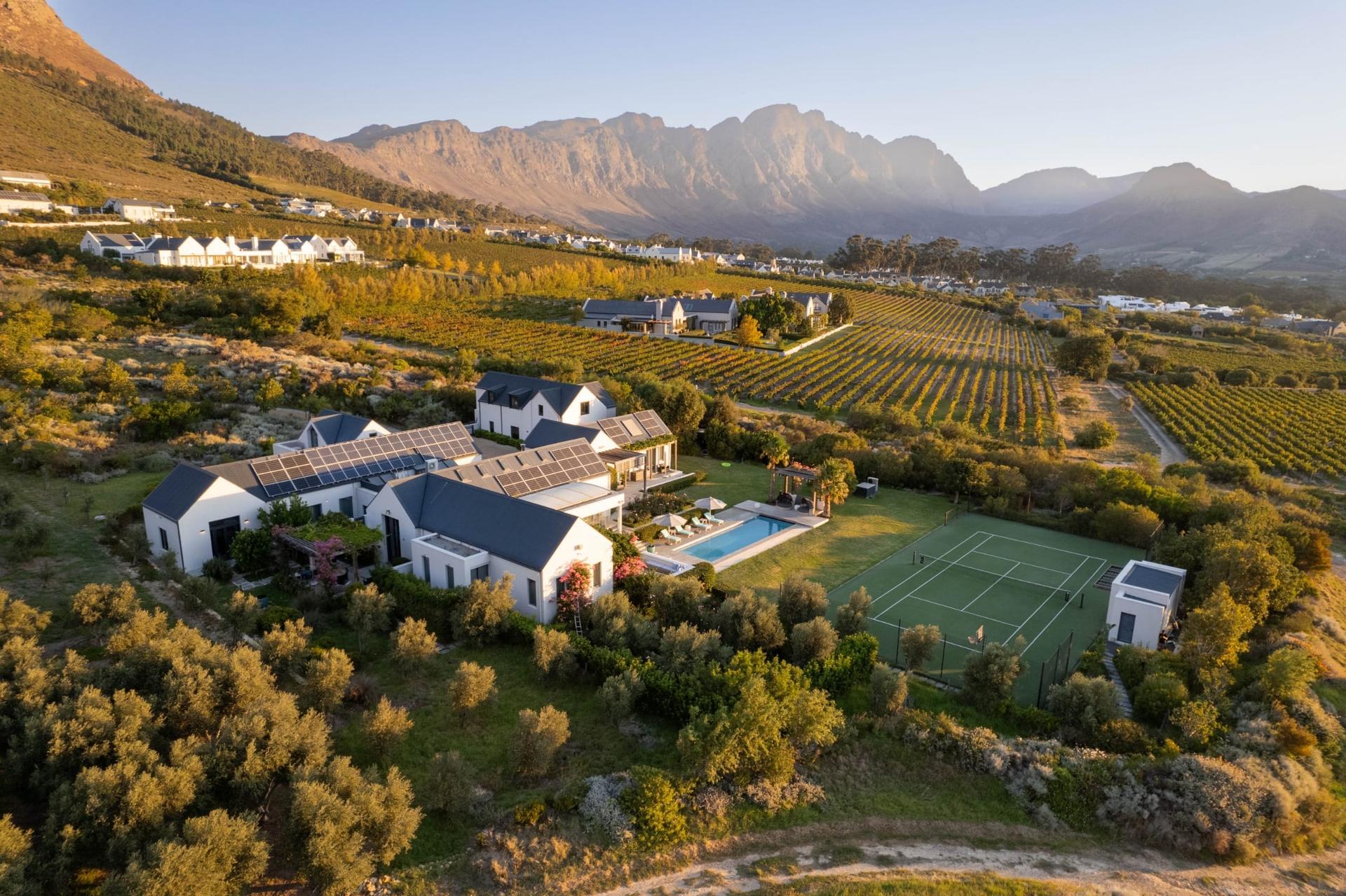 Private Architectural Estate Residence — photograph 4