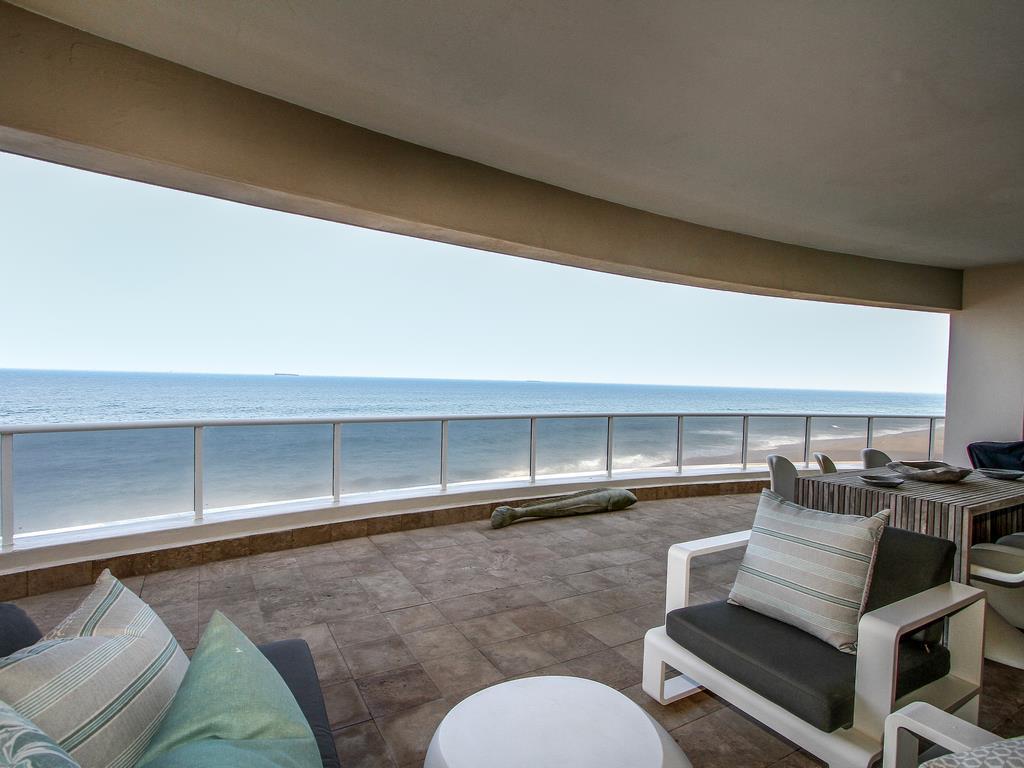 Apex Elegance Unveiled: Exclusive Sub-Penthouse on Umhlanga's Pristine Beachfront" — photograph 2