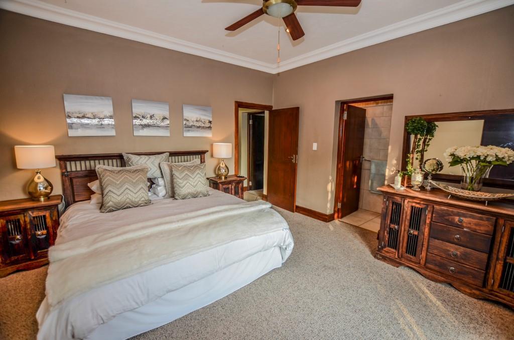 Luxury Bush Estate Home — photograph 4