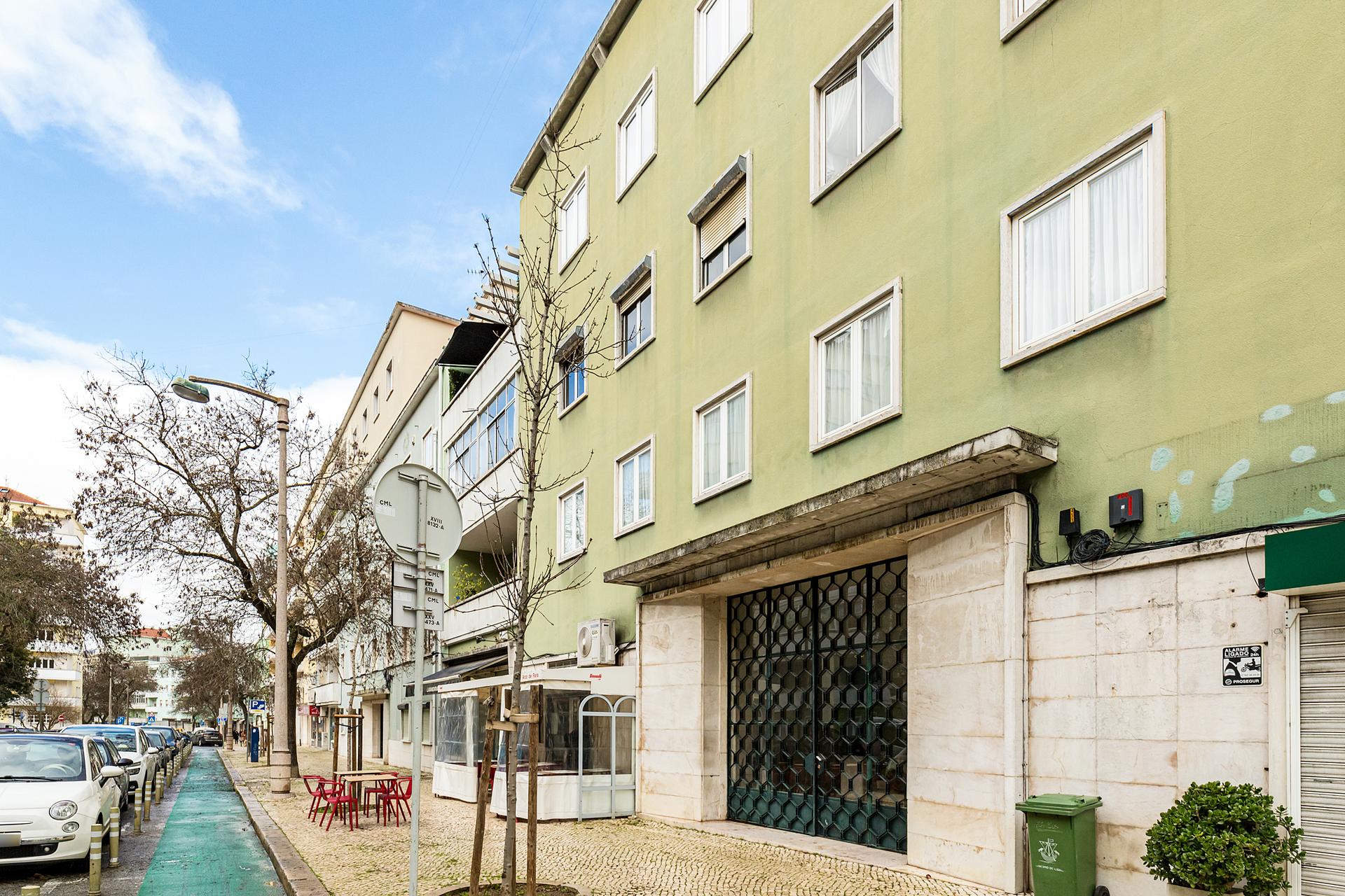 Building in Lisboa (69999) — photograph 2