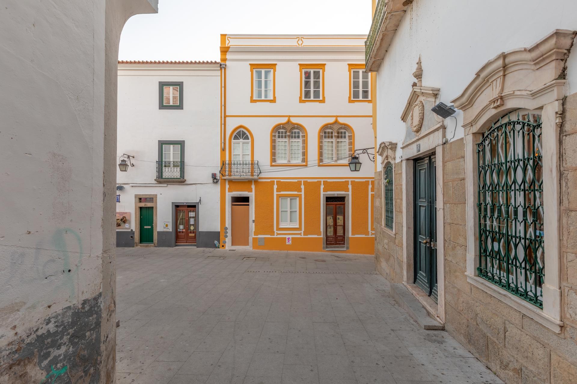 Building in Évora — photograph 3